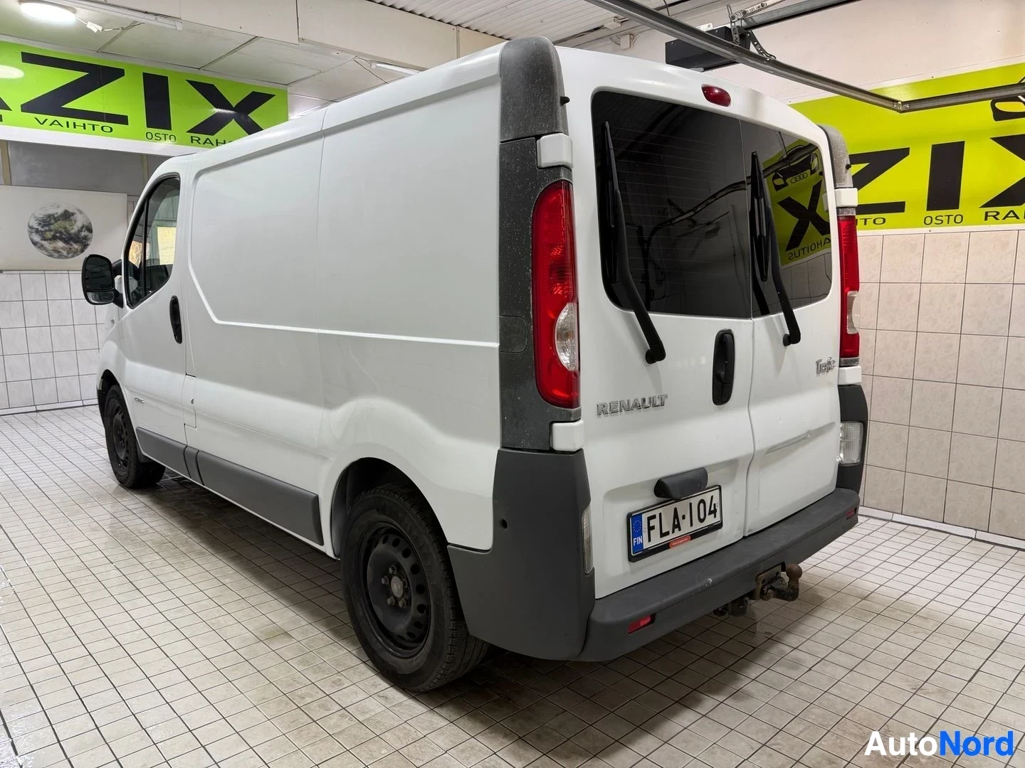 Valkoinen Renault Trafic 2014, takaviisto, kuva 8