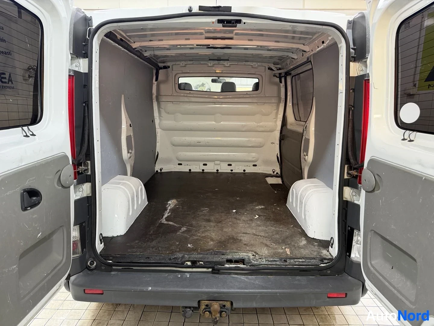 Valkoinen Renault Trafic 2014, tavaratila, kuva 21