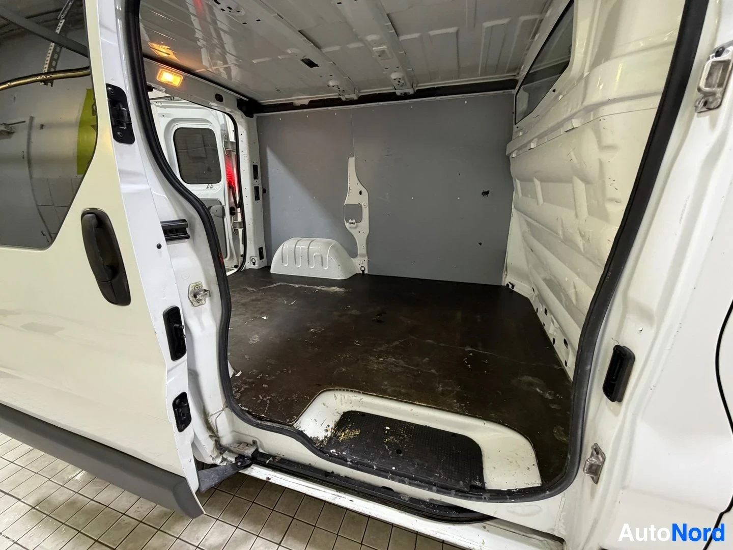 Valkoinen Renault Trafic 2014, tavaratila, kuva 22