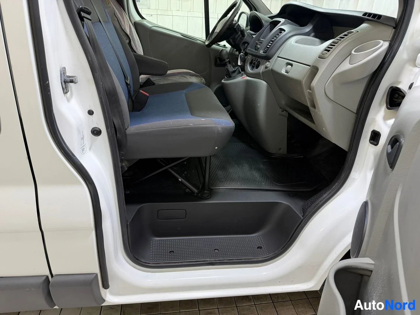 Valkoinen Renault Trafic 2014, etuistuimet, kuva 19