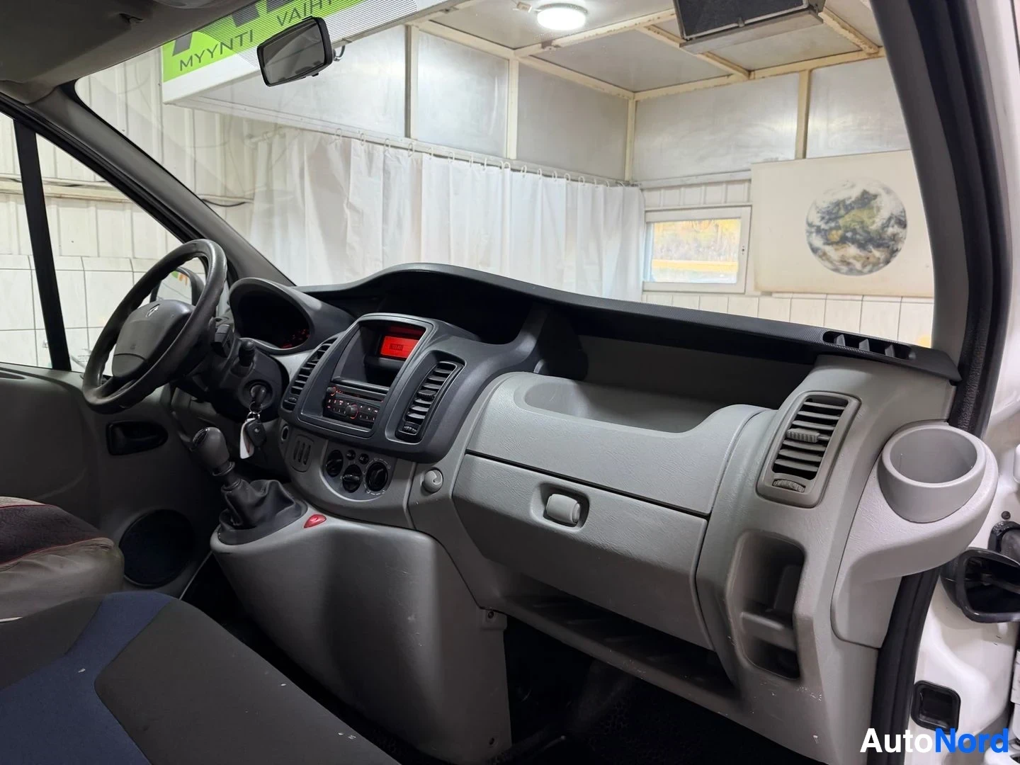 Valkoinen Renault Trafic 2014, ohjaamo, kuva 13