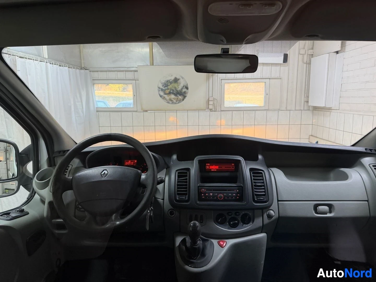 Valkoinen Renault Trafic 2014, ohjaamo, kuva 14