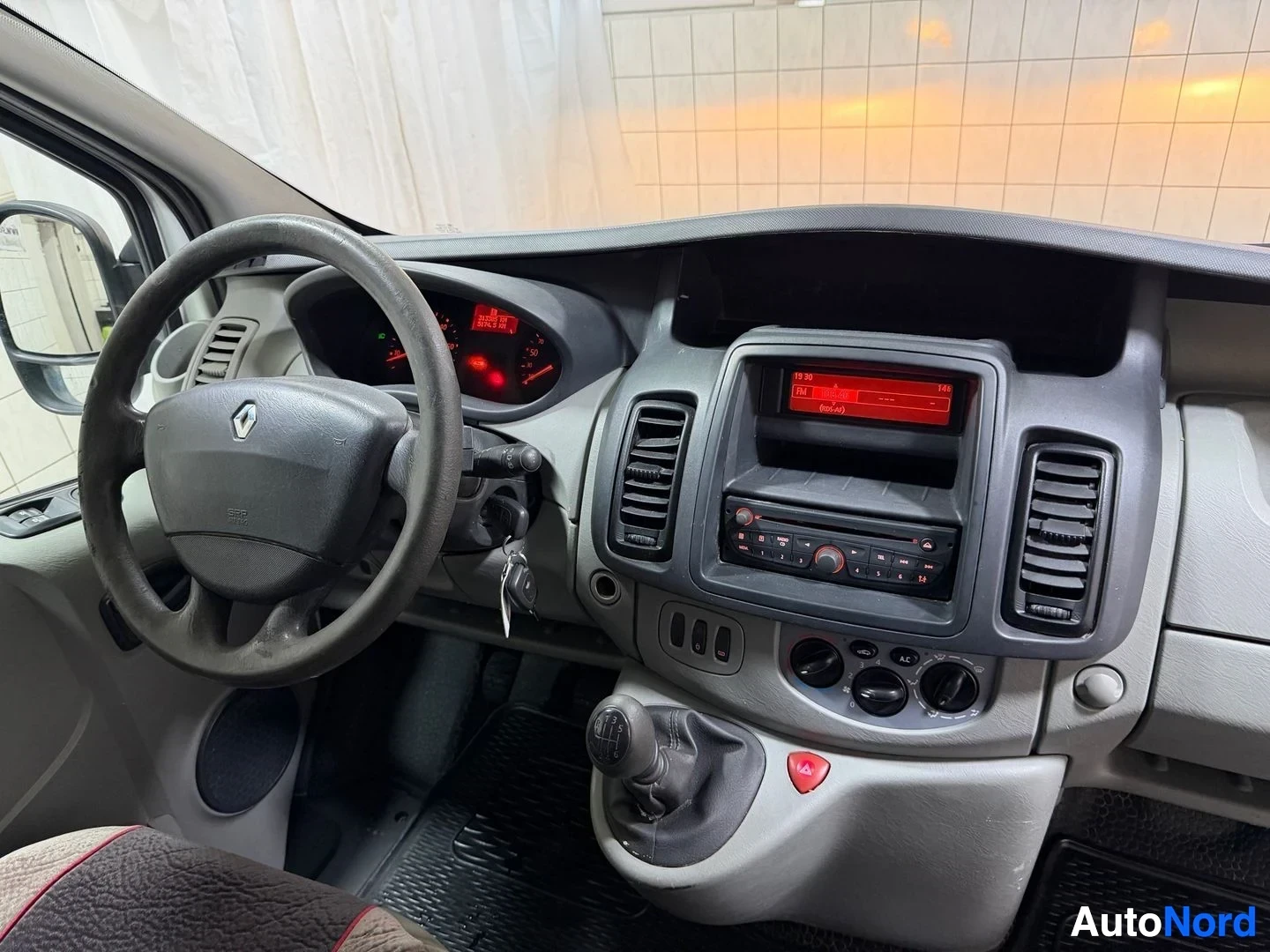 Valkoinen Renault Trafic 2014, ohjaamo, kuva 15