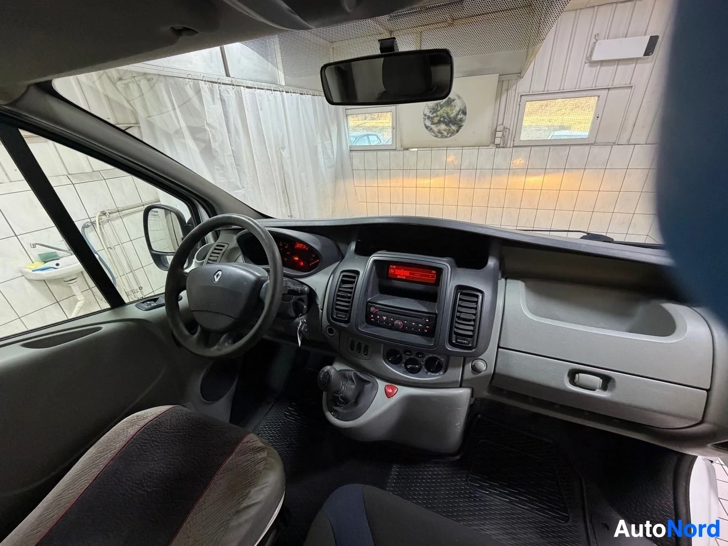 Valkoinen Renault Trafic 2014, ohjaamo, kuva 16