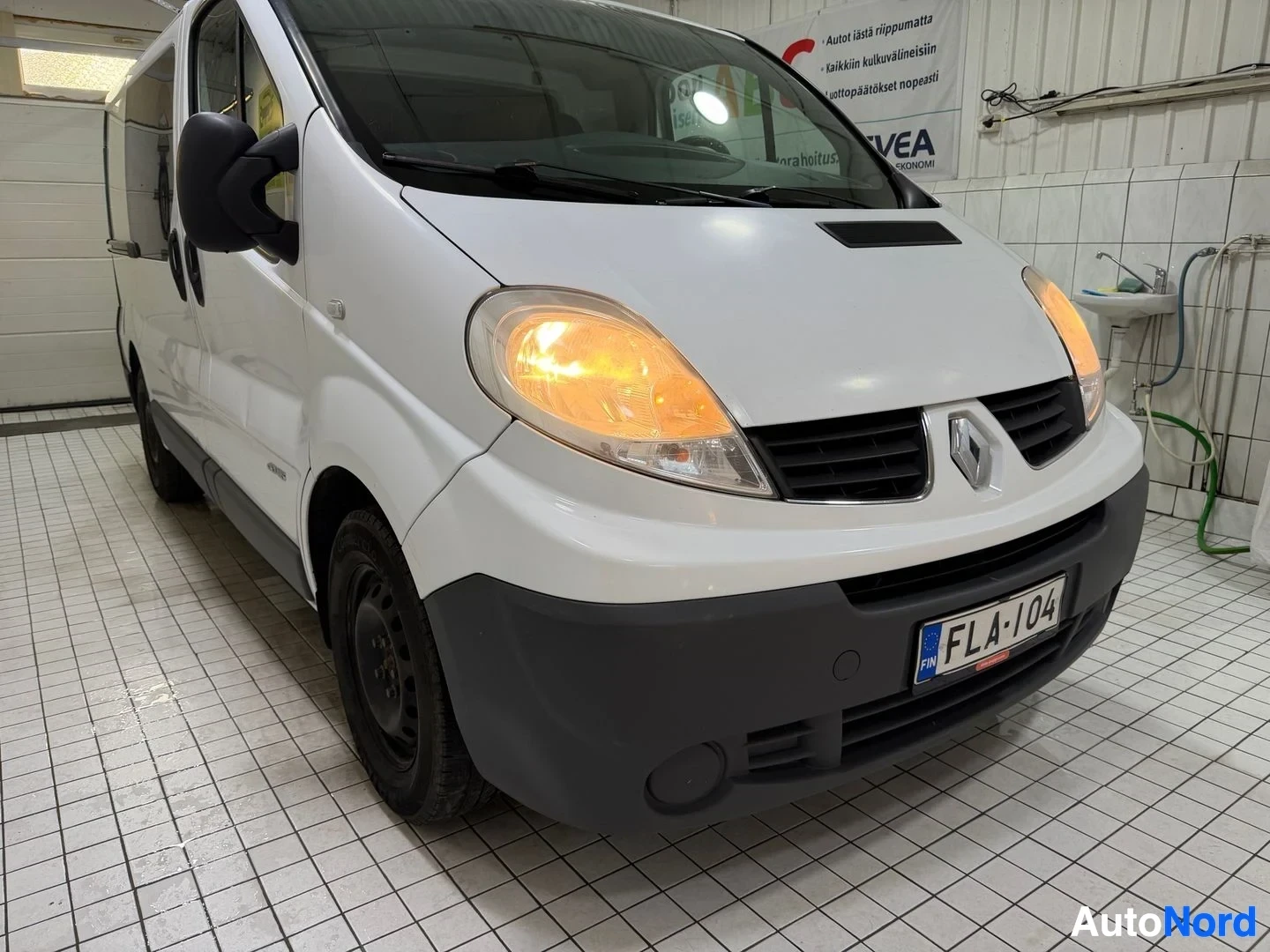 Valkoinen Renault Trafic 2014, etuviisto, keula vasemmalle, kuva 3
