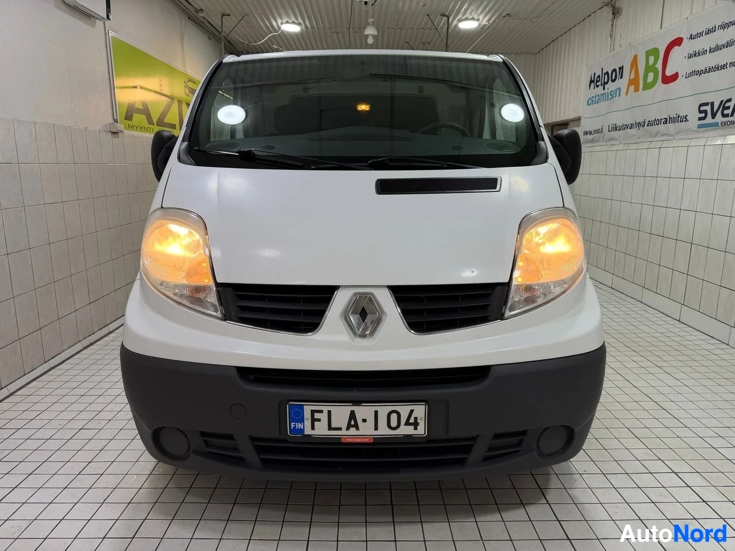 Valkoinen Renault Trafic 2014, edestä, kuva 6