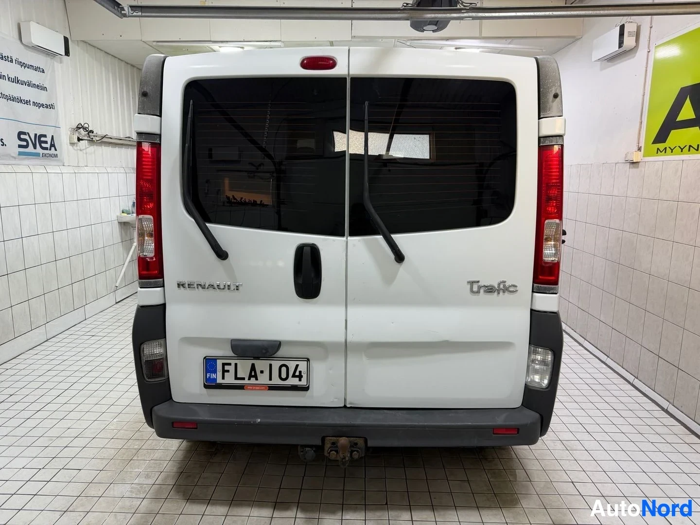 Valkoinen Renault Trafic 2014, takaa, kuva 11