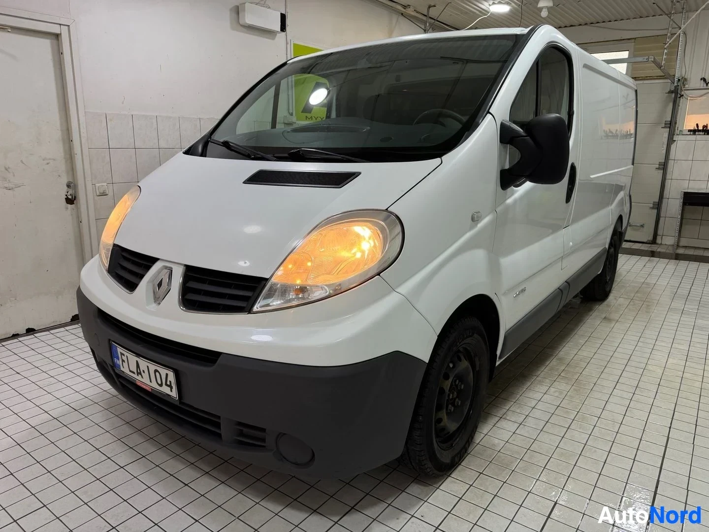 Valkoinen Renault Trafic 2014, etuviisto, keula vasemmalle, kuva 4