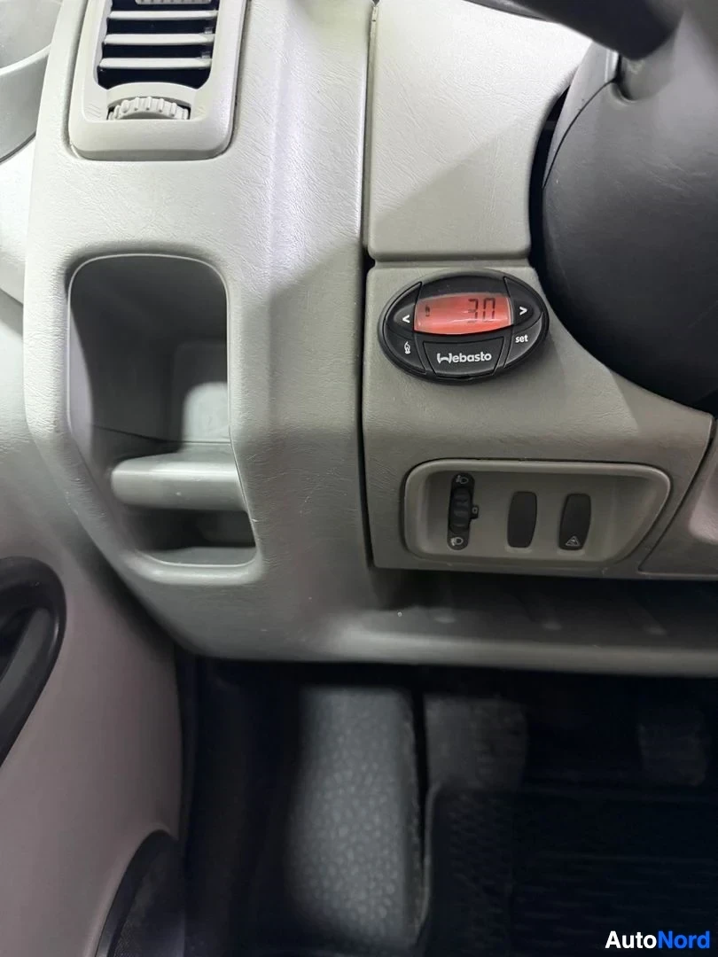 Valkoinen Renault Trafic 2014, ohjaamo, kuva 17