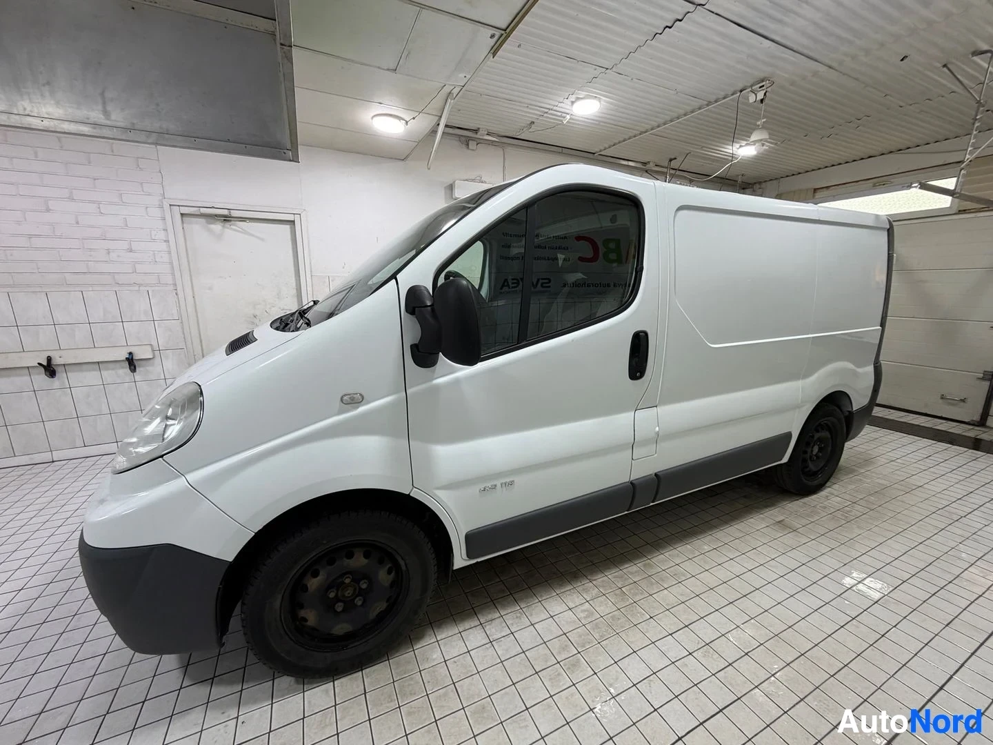 Valkoinen Renault Trafic 2014, sivulta, kuva 7