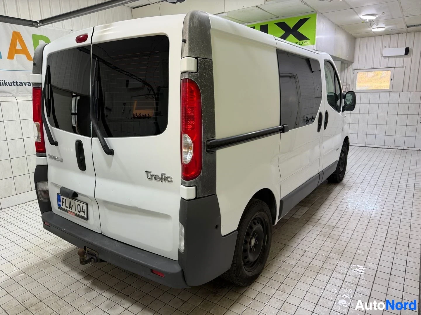 Valkoinen Renault Trafic 2014, takaviisto, kuva 9