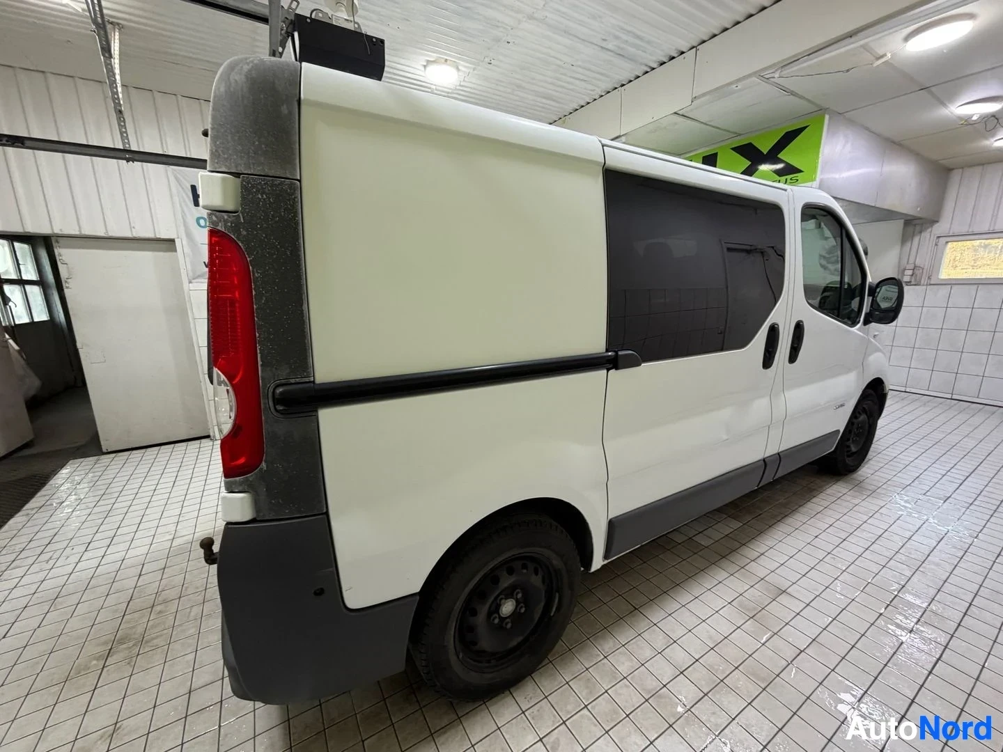 Valkoinen Renault Trafic 2014, takaviisto, kuva 10