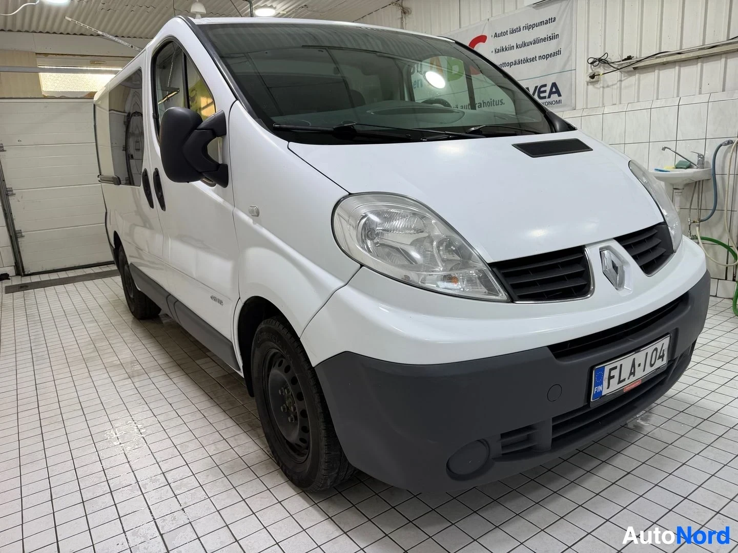 Valkoinen Renault Trafic 2014, etuviisto, keula vasemmalle, kuva 2