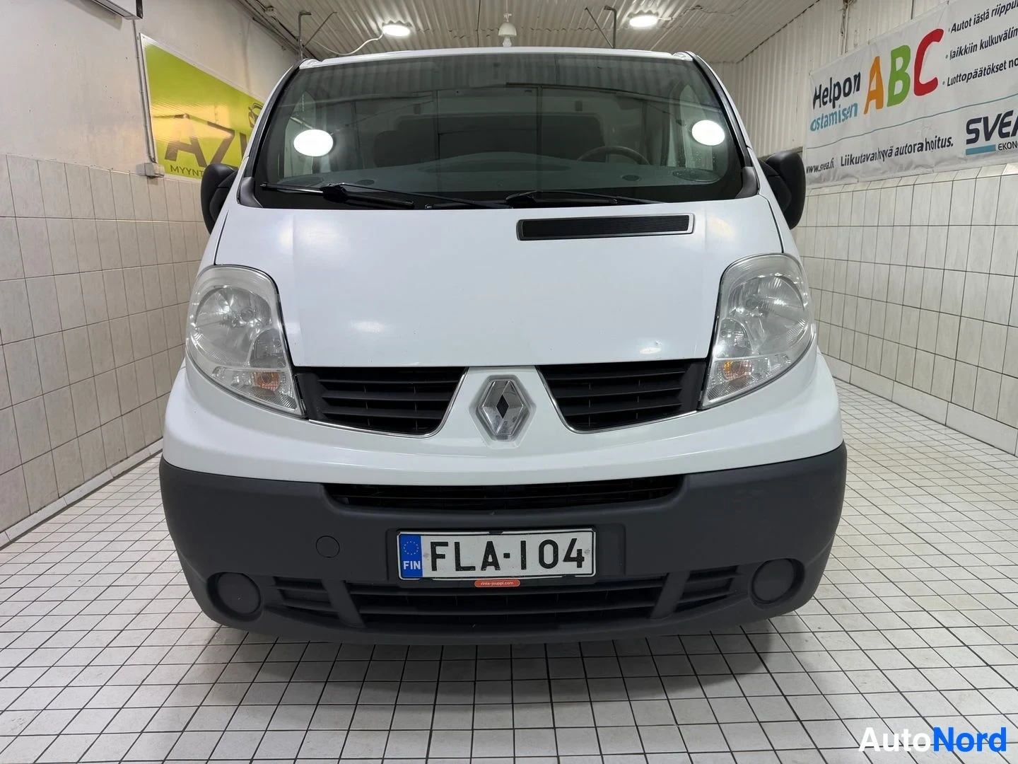 Valkoinen Renault Trafic 2014, edestä, kuva 5