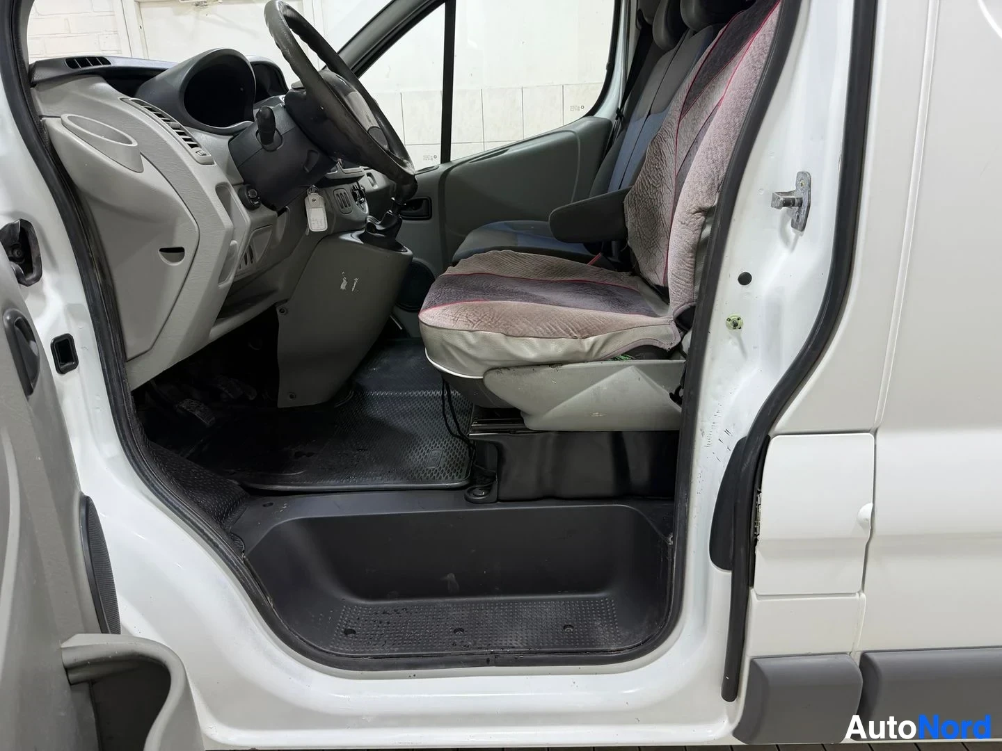 Valkoinen Renault Trafic 2014, etuistuimet, kuva 18
