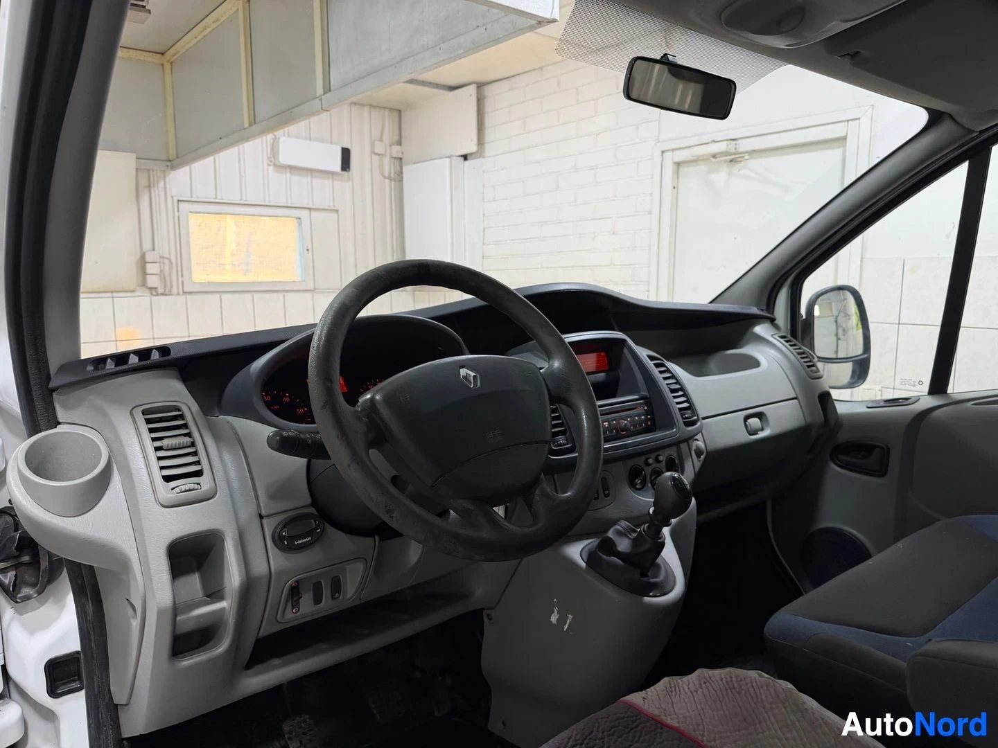 Valkoinen Renault Trafic 2014, ohjaamo, kuva 12