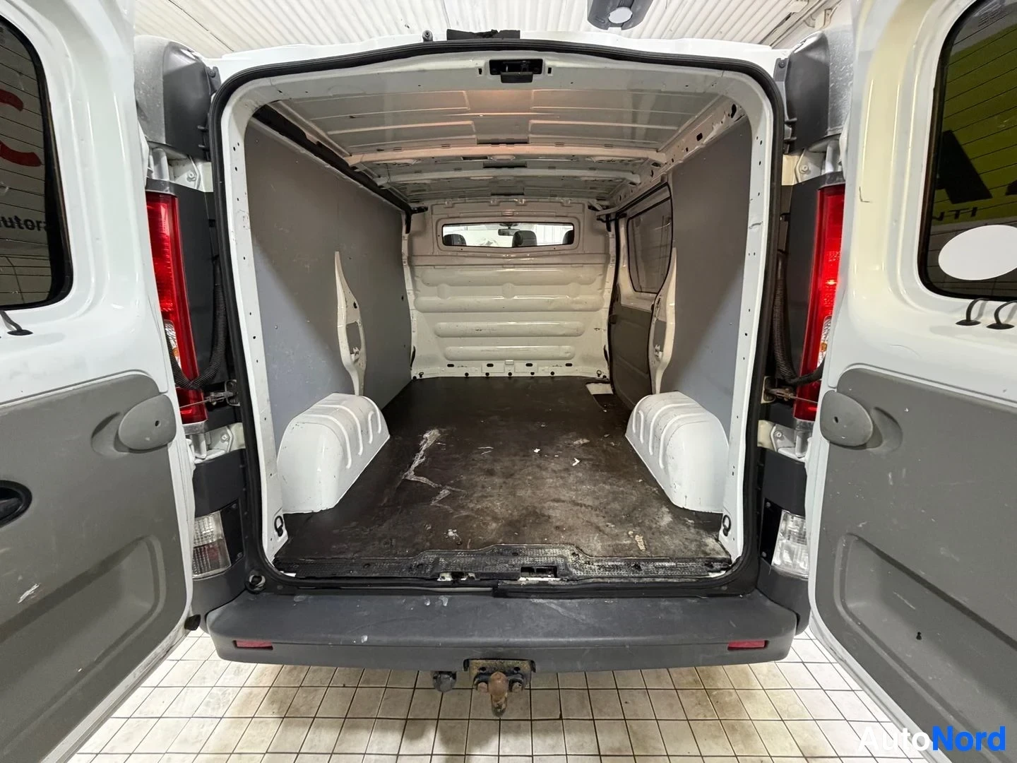 Valkoinen Renault Trafic 2014, tavaratila, kuva 20