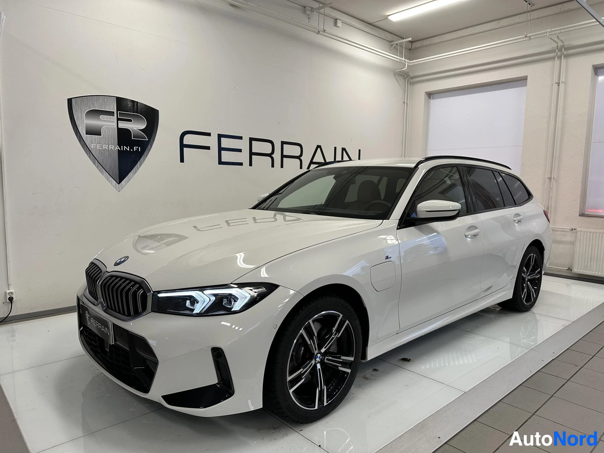 BMW 330 2025