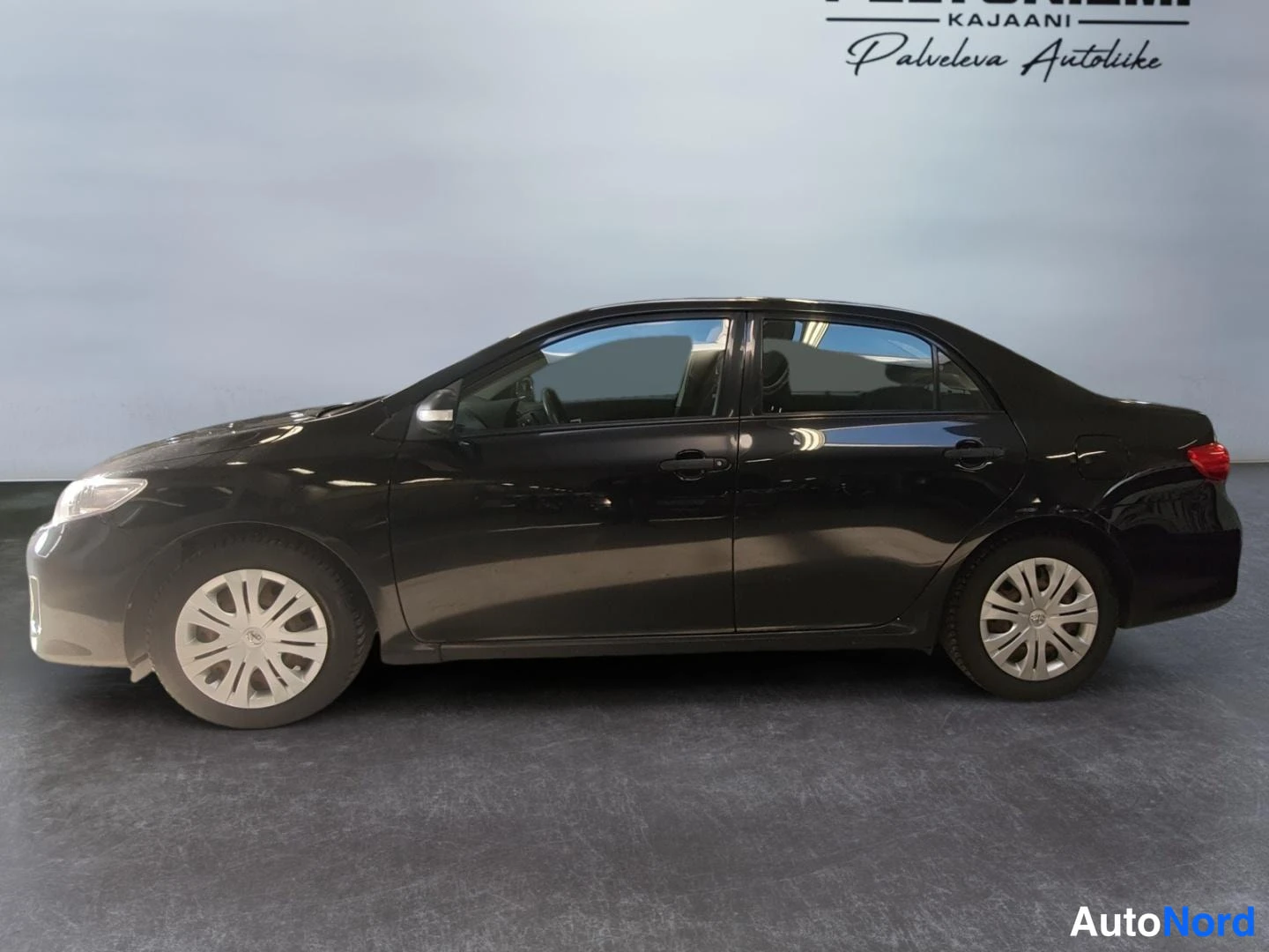 Punainen Toyota Corolla 2005, etuviisto, keula vasemmalle, kuva 2