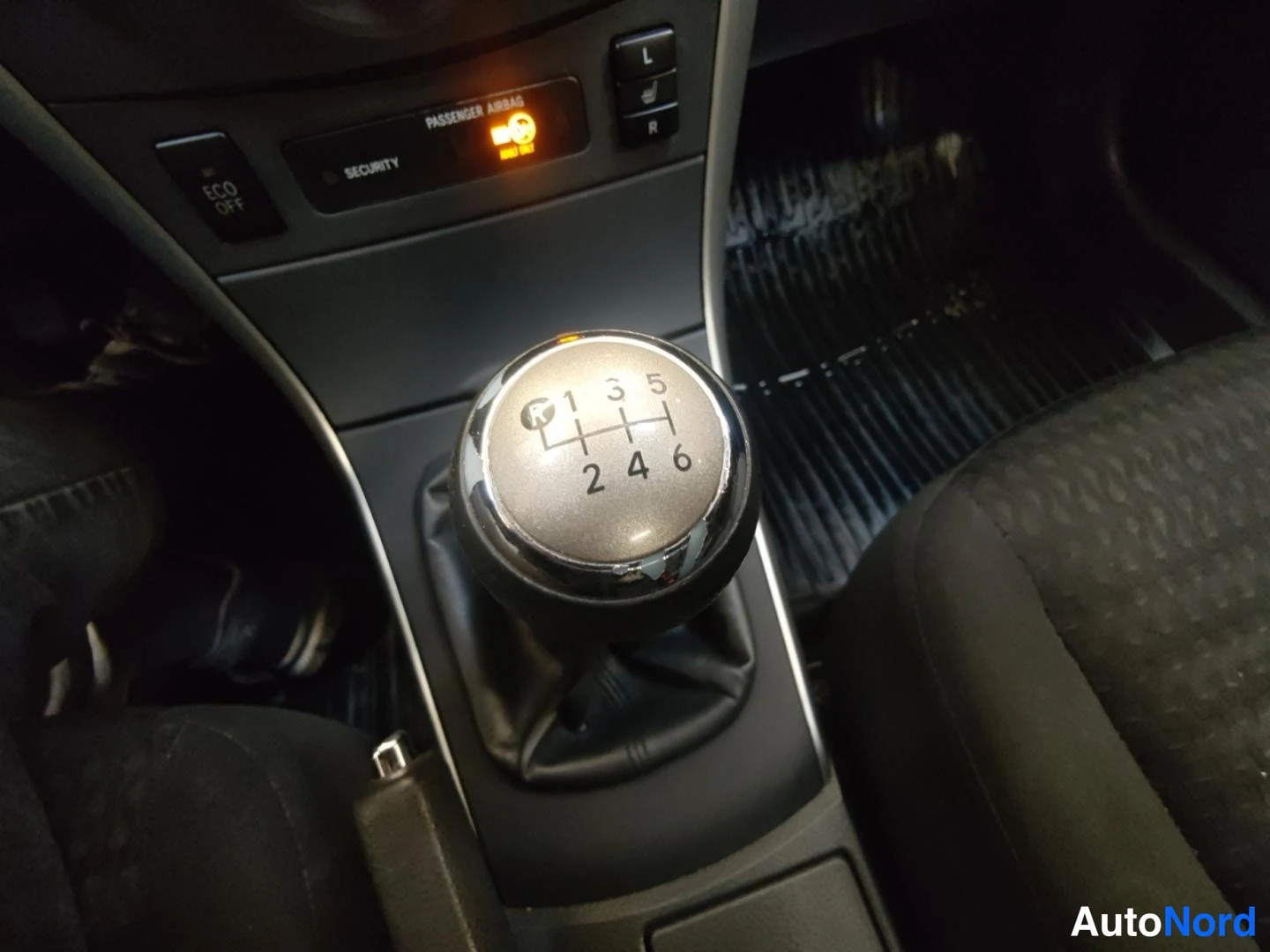 Punainen Toyota Corolla 2005, yksityiskohta, kuva 14