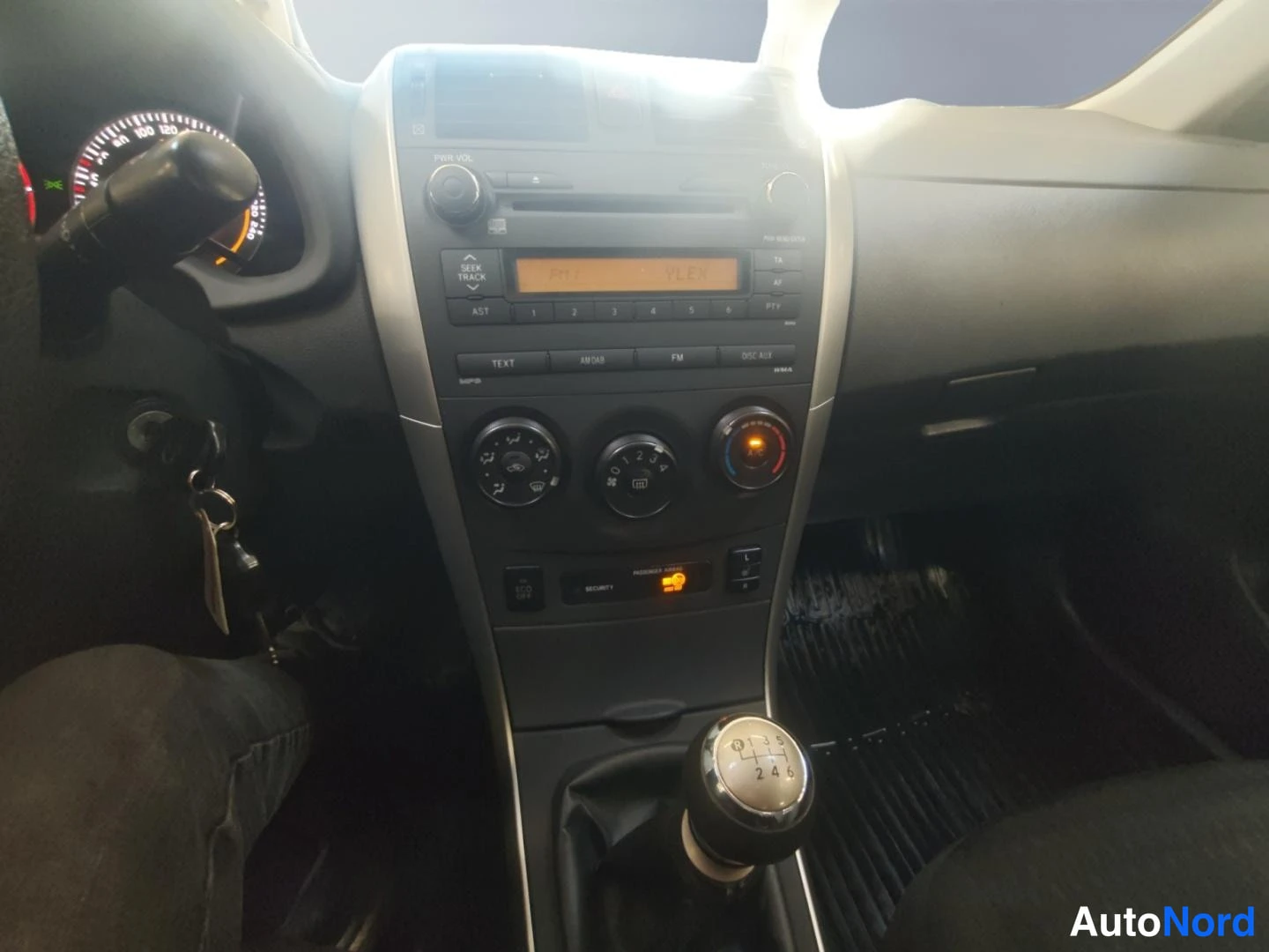 Punainen Toyota Corolla 2005, ohjaamo, kuva 10
