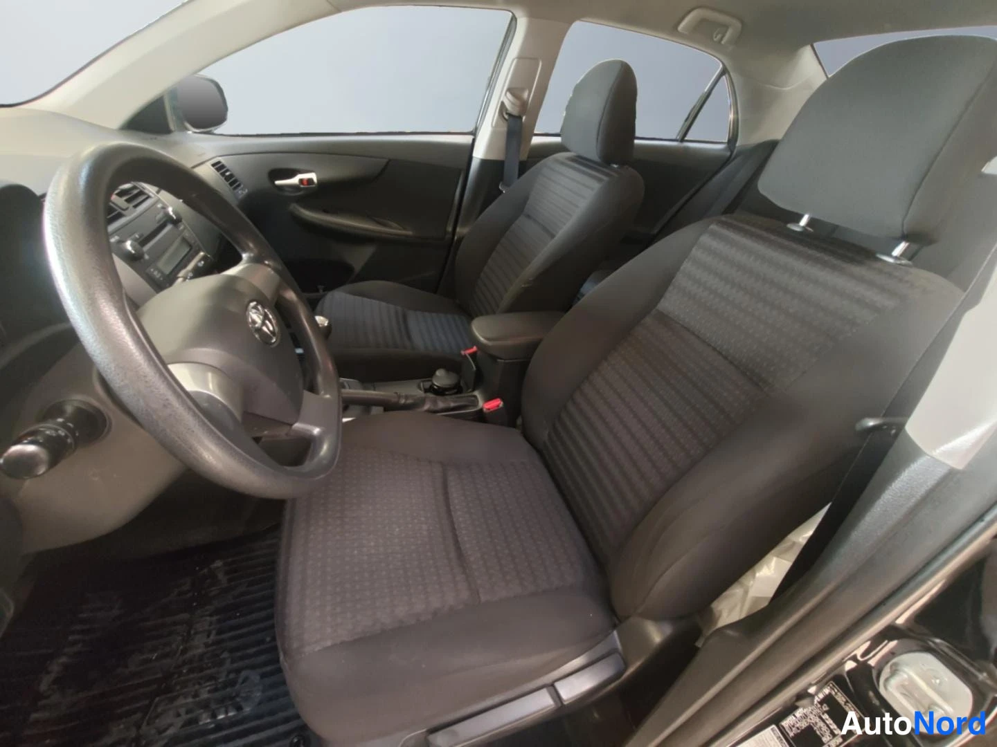Punainen Toyota Corolla 2005, etuistuimet, kuva 12