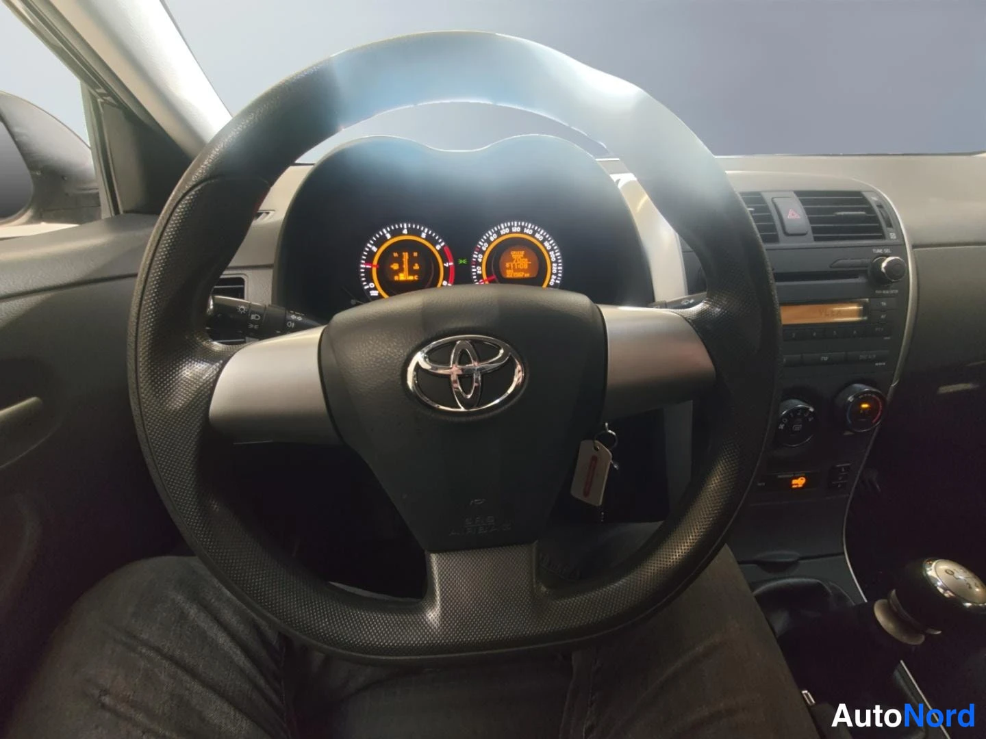 Punainen Toyota Corolla 2005, ohjaamo, kuva 9