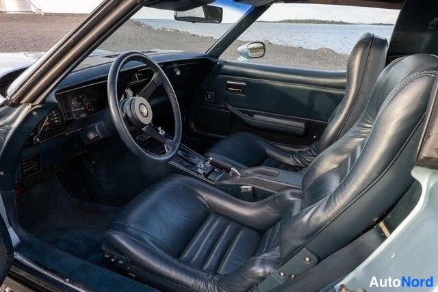 Sininen Chevrolet Corvette 1982, ohjaamo, kuva 13