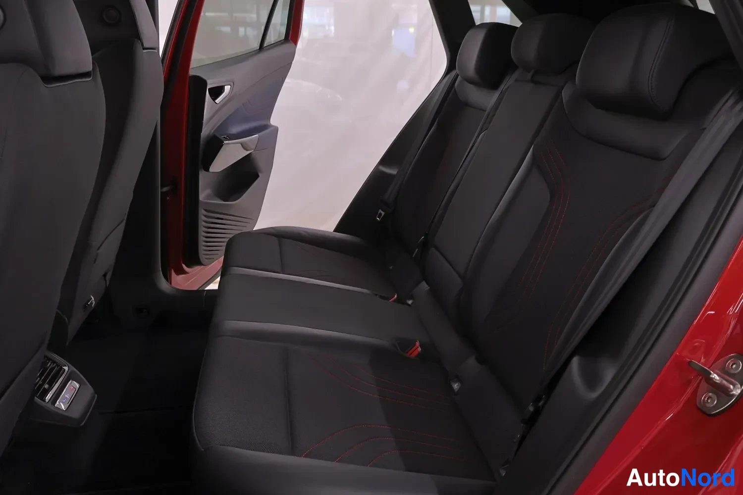 Punainen Volkswagen ID.4 GTX 2022, kuva 14