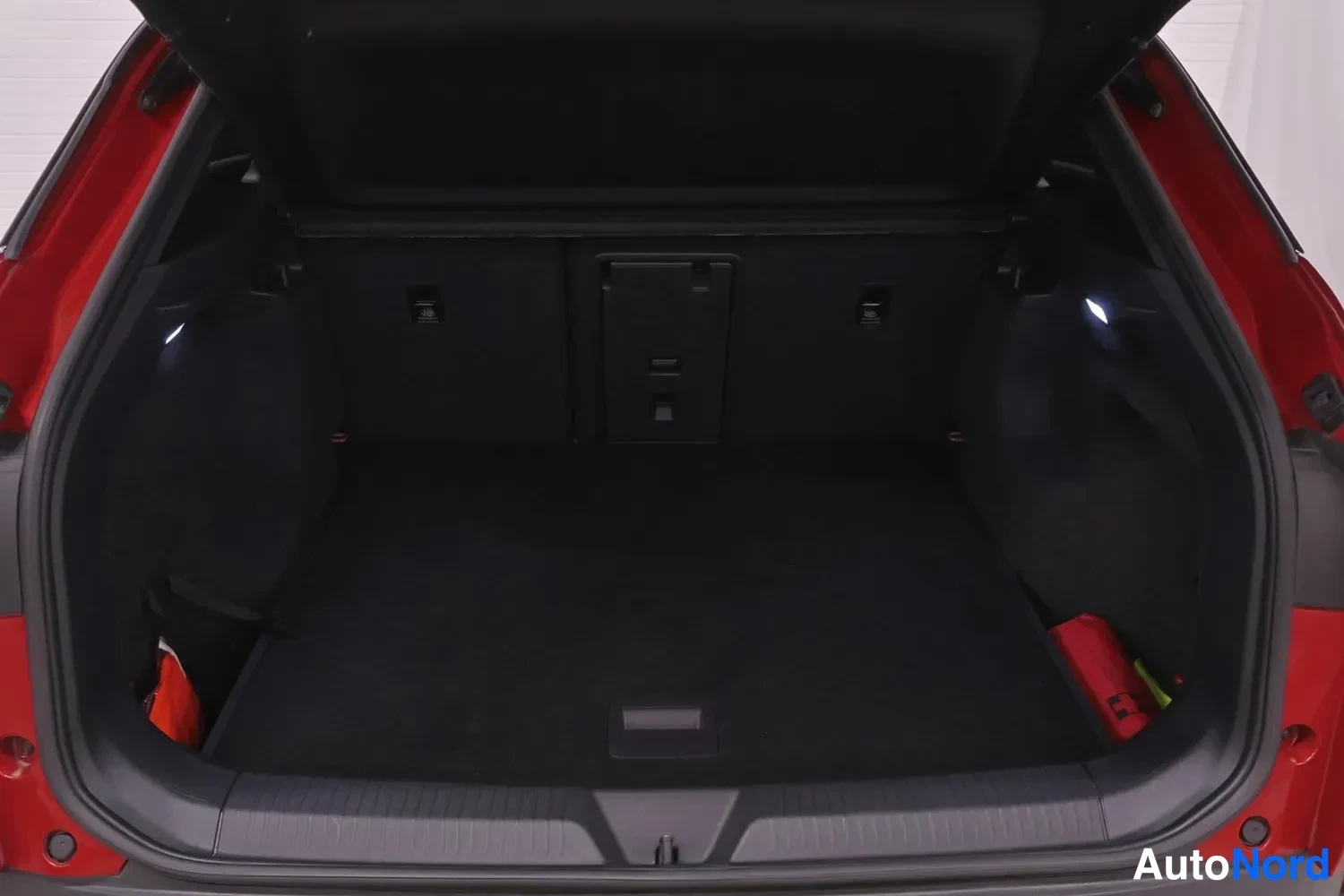 Punainen Volkswagen ID.4 GTX 2022, yksityiskohta, kuva 10