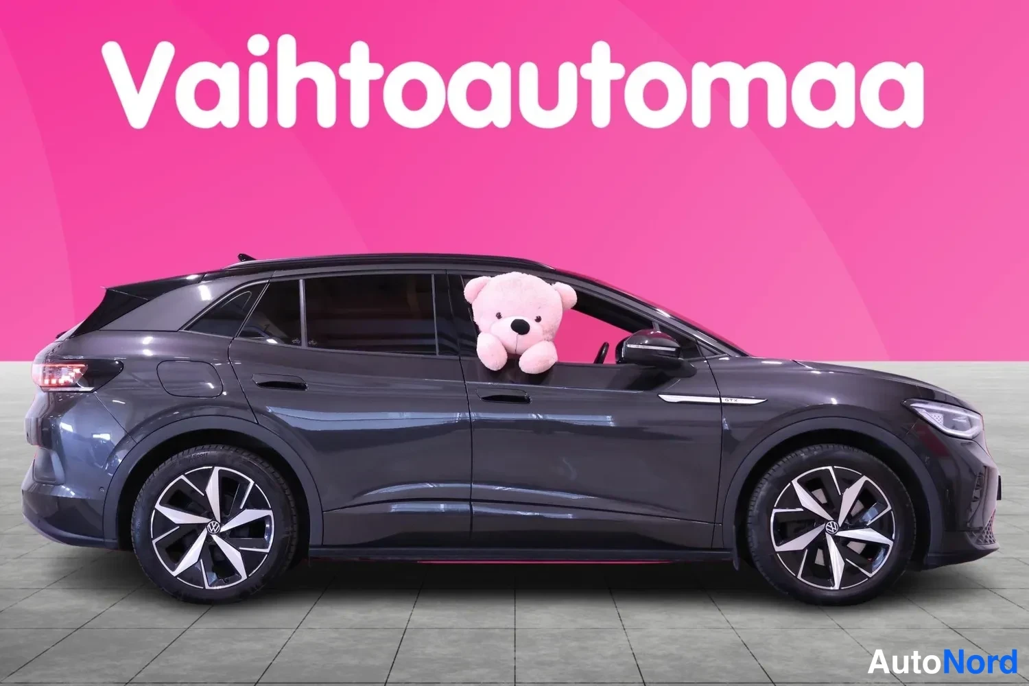 Harmaa Volkswagen ID.4 GTX 2022, etuviisto, keula oikealle, kuva 4