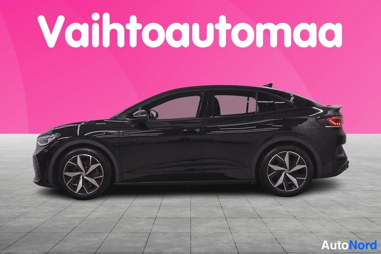 Musta Volkswagen ID.5 2023, etuviisto, keula vasemmalle, kuva 2