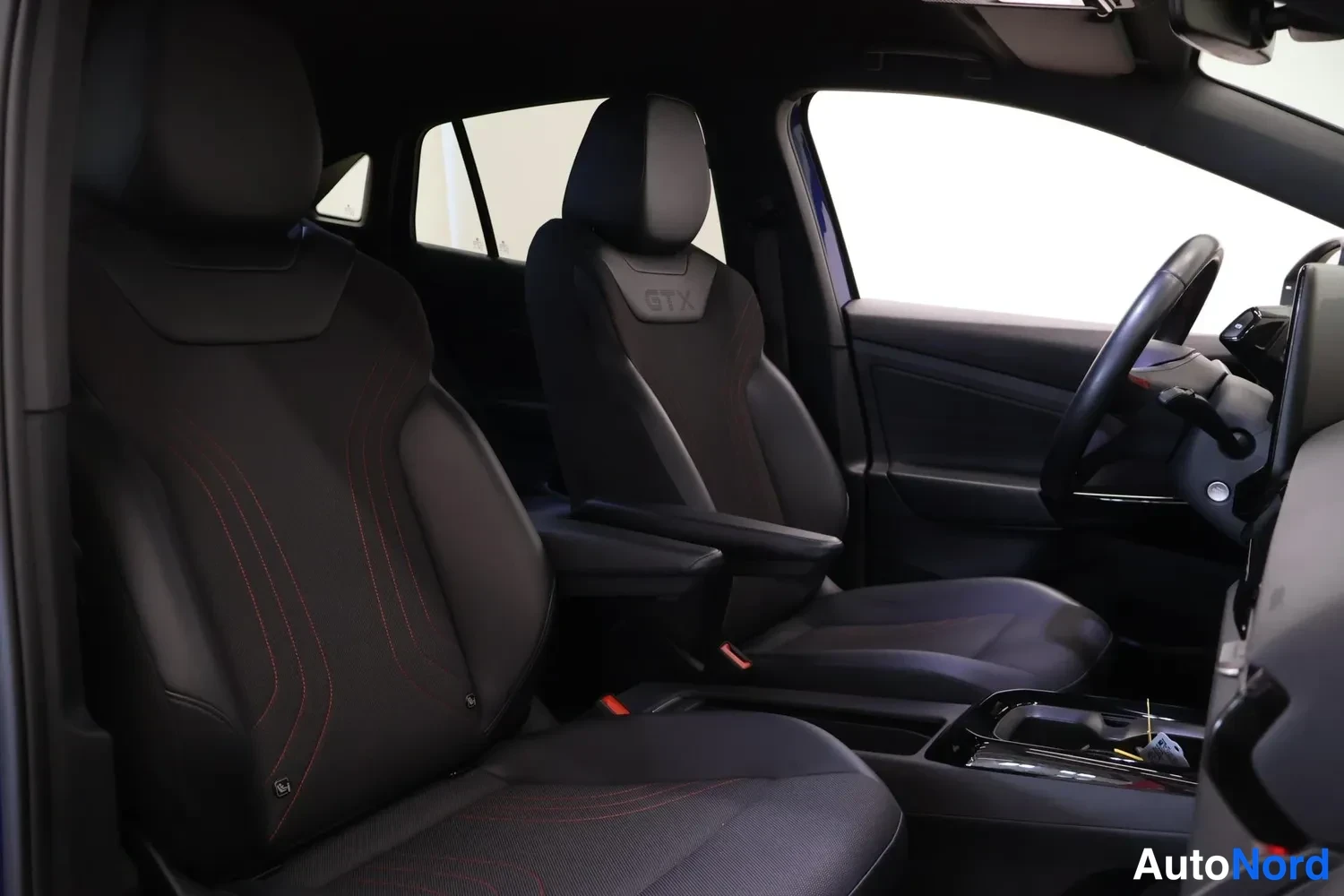 Sininen Volkswagen ID.5 2023, sivulta, kuva 5