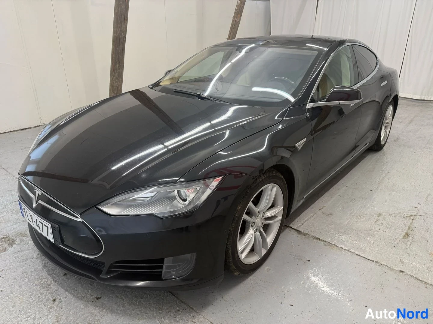 Tesla Model S KAUNISMUOTOINEN SÄHKÖAUTO JOKA ANTAA KUNNON KYYTIÄ 2015