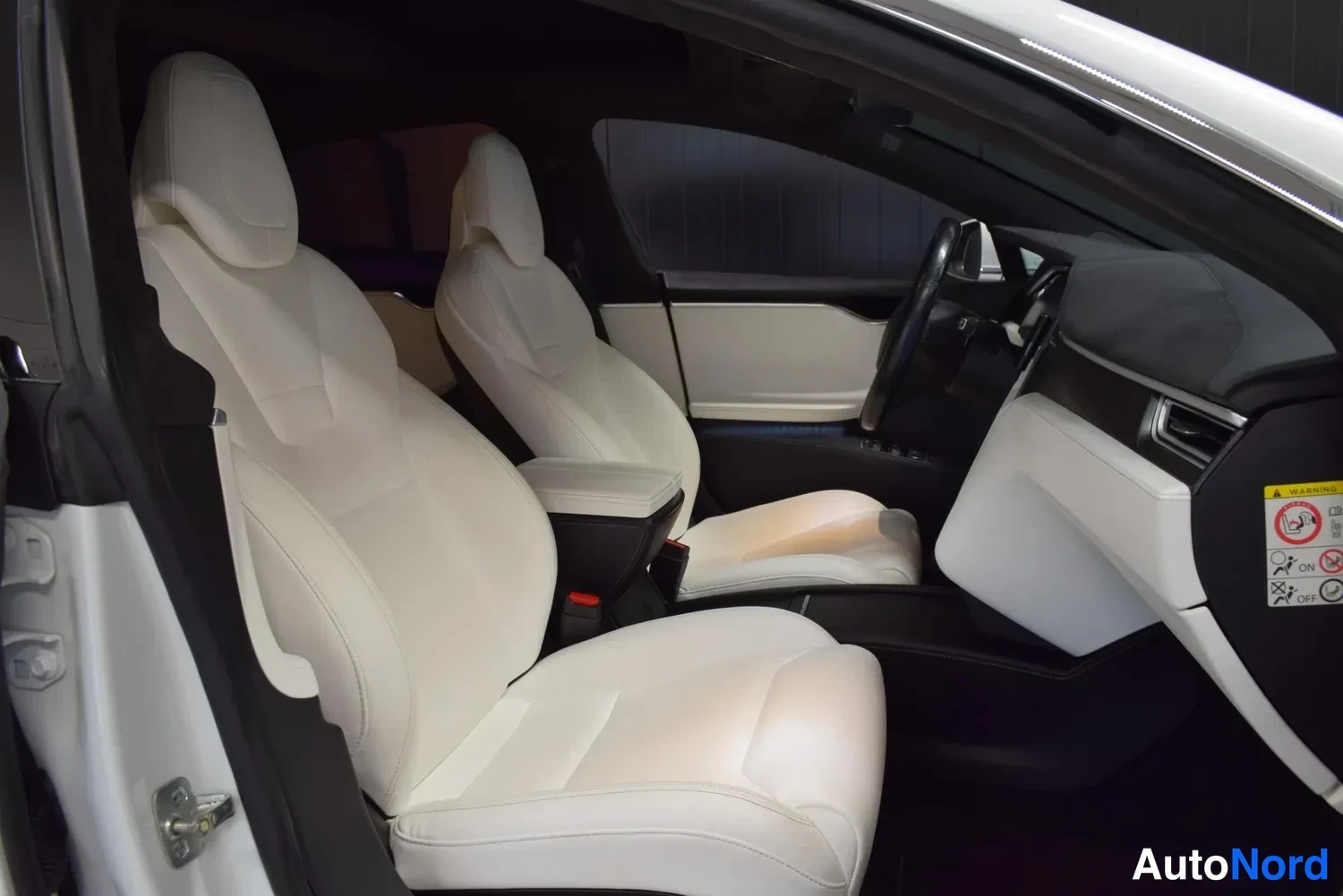 Valkoinen Tesla Model S 2017, kuva 16