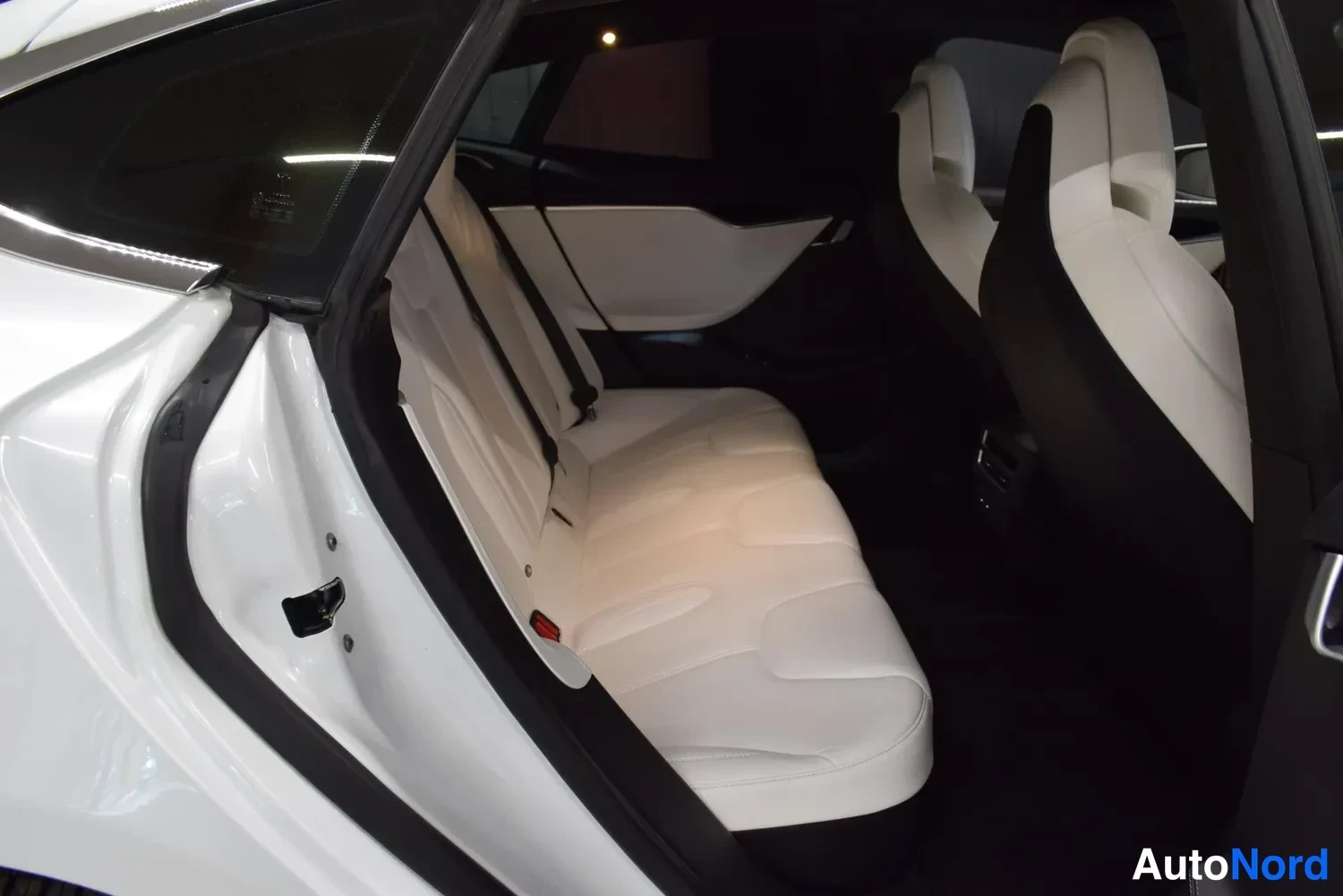 Valkoinen Tesla Model S 2017, kuva 21