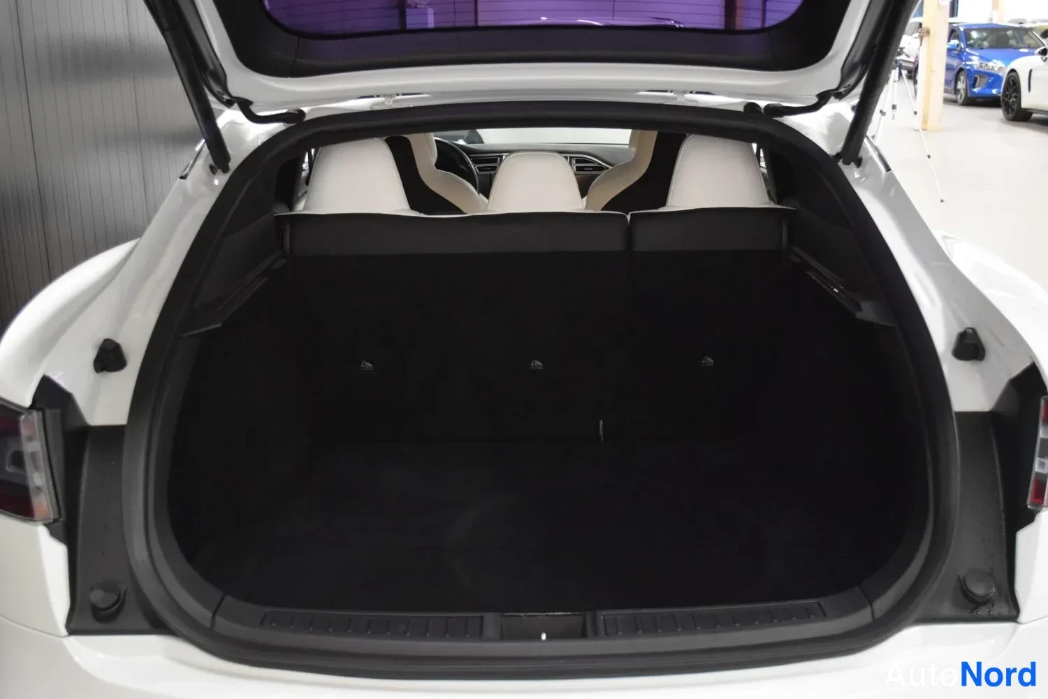 Valkoinen Tesla Model S 2017, kuva 17