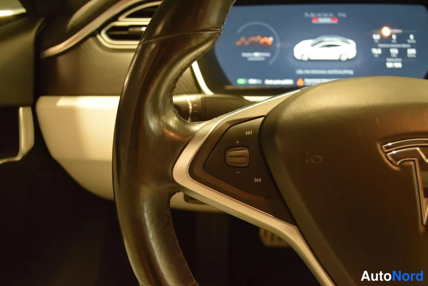 Valkoinen Tesla Model S 2017, kuva 7