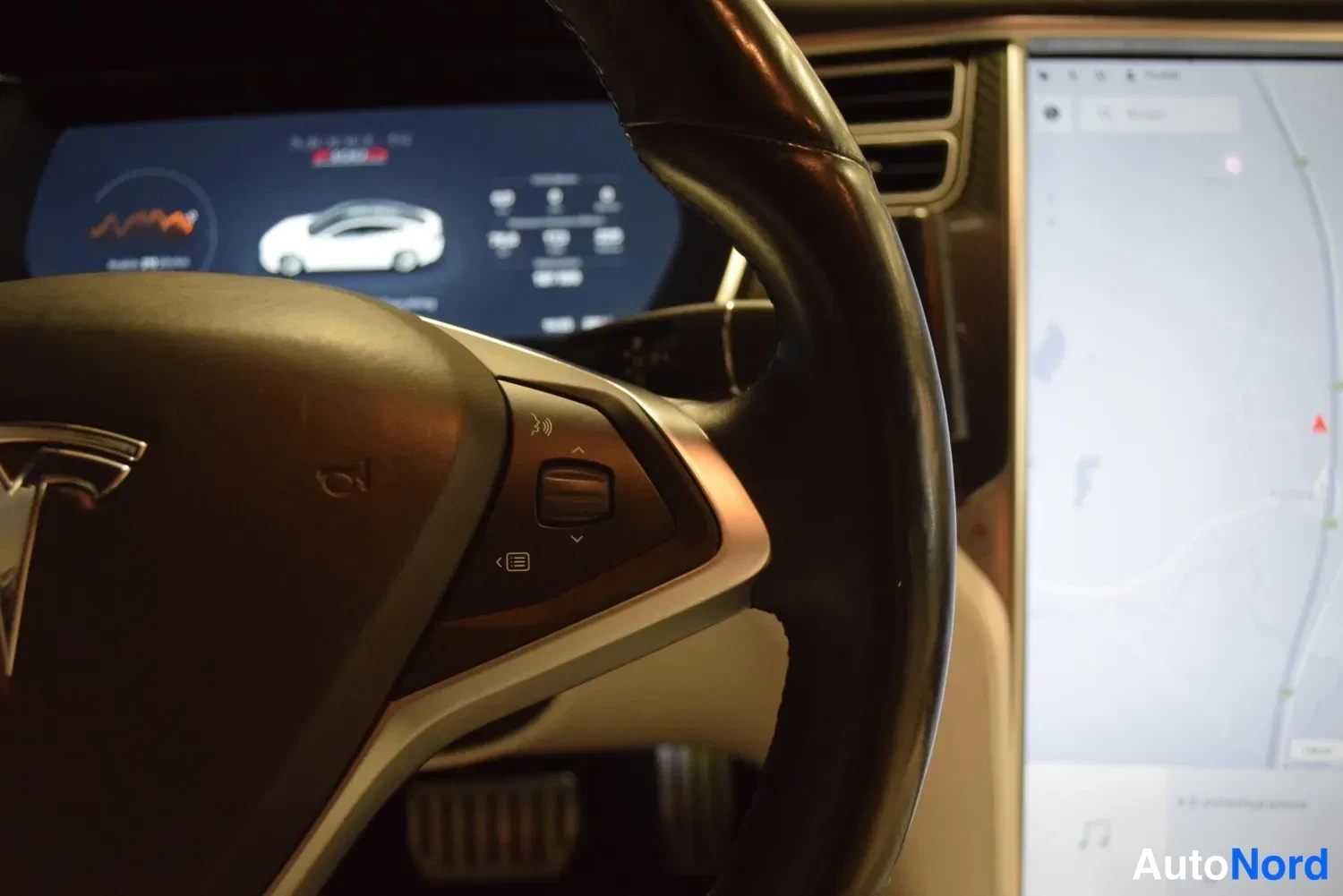 Valkoinen Tesla Model S 2017, kuva 8