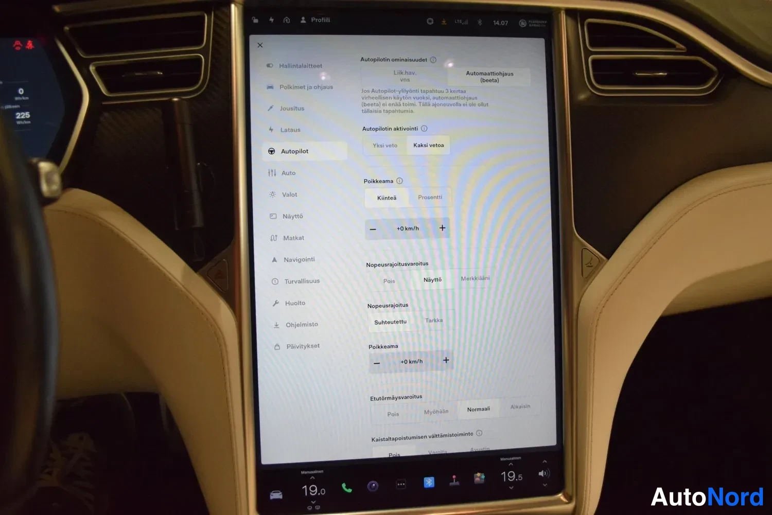 Valkoinen Tesla Model S 2017, kuva 24