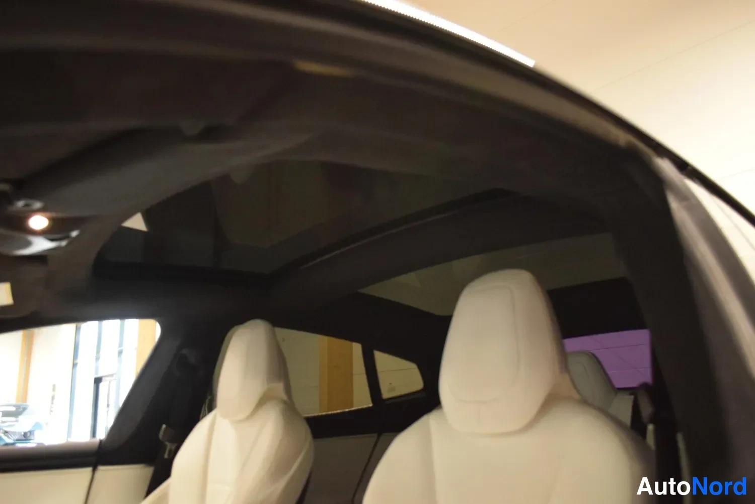 Valkoinen Tesla Model S 2017, kuva 26