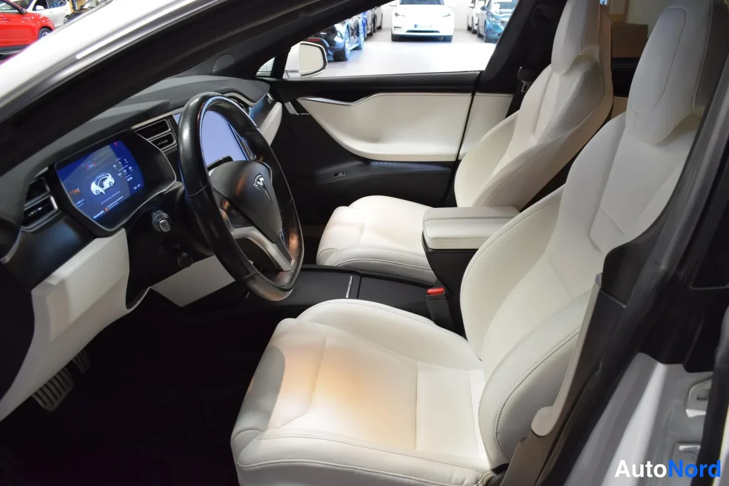 Valkoinen Tesla Model S 2017, kuva 11