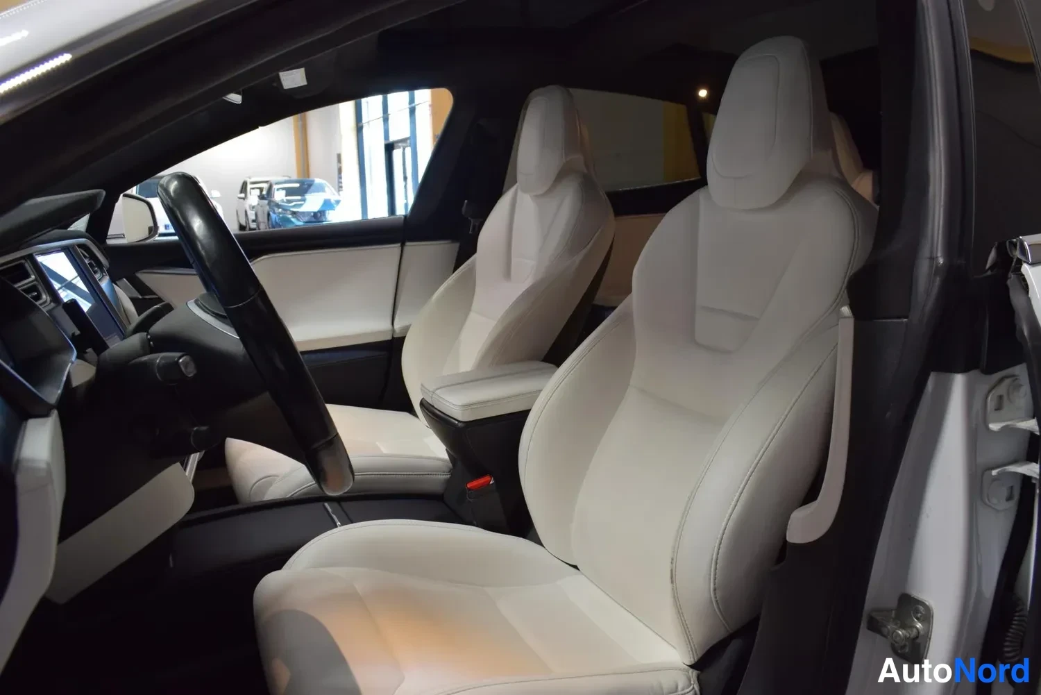 Valkoinen Tesla Model S 2017, kuva 13