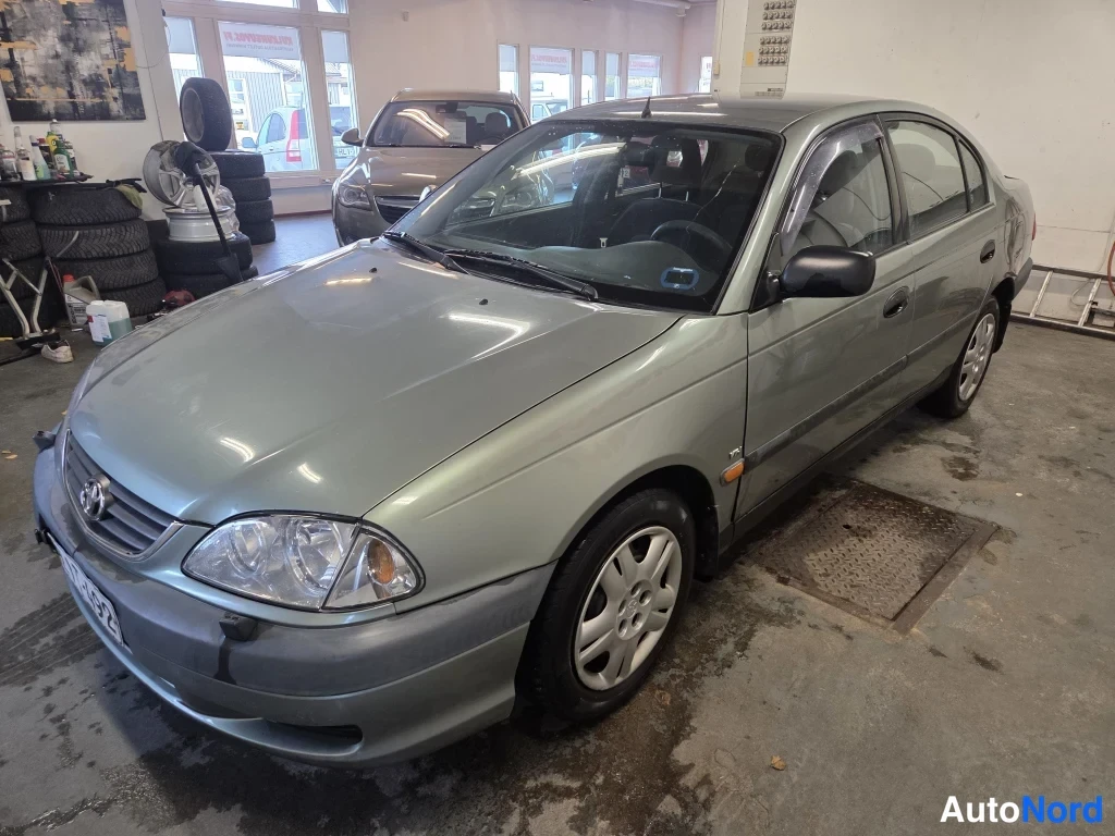 Toyota Avensis VVt-i Terra 2001