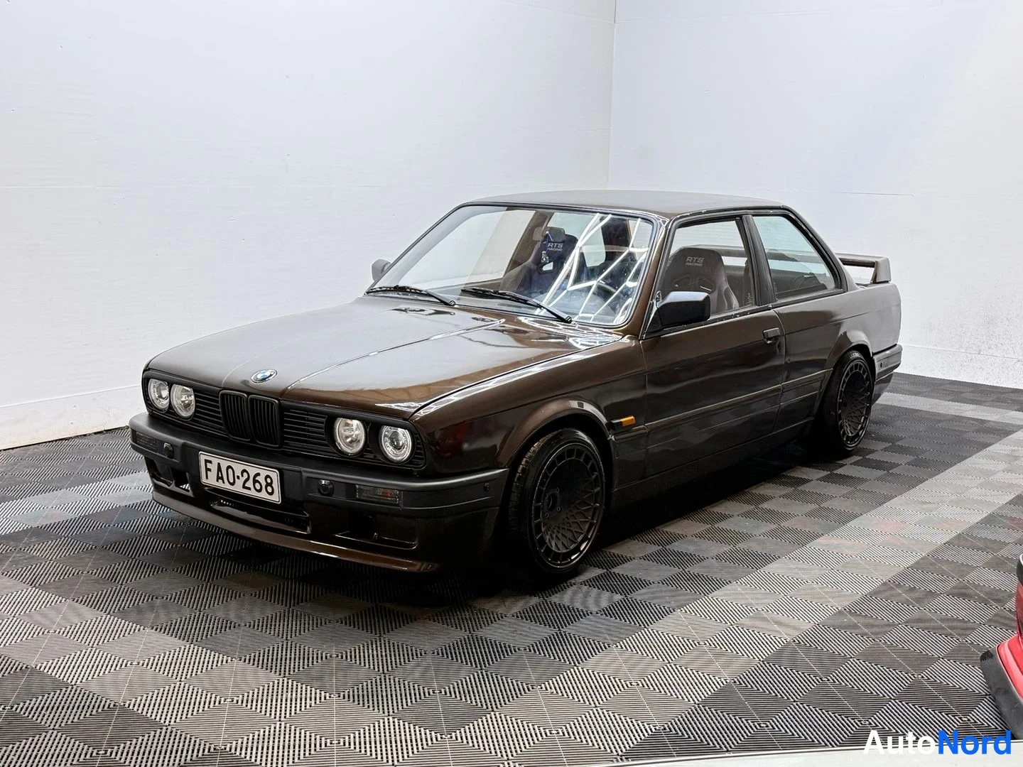 BMW 320 E30 M52B25 - Manual - 2y Stamp - Bucket seats - No ABS - Sedan 1985