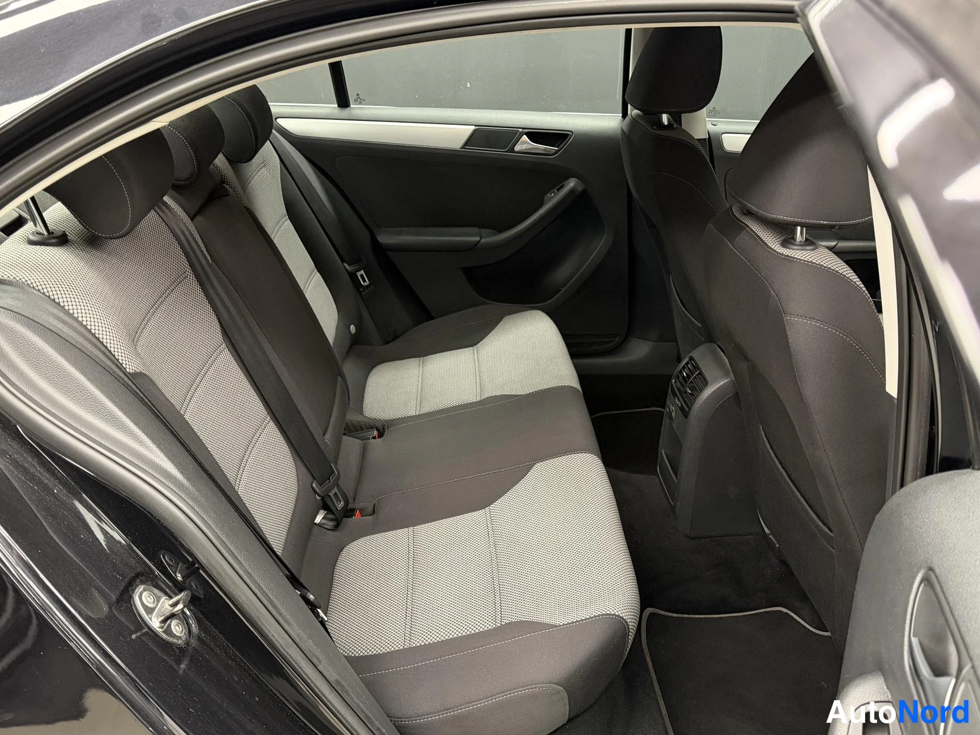 Musta Volkswagen Jetta 2013, takaistuimet, kuva 13