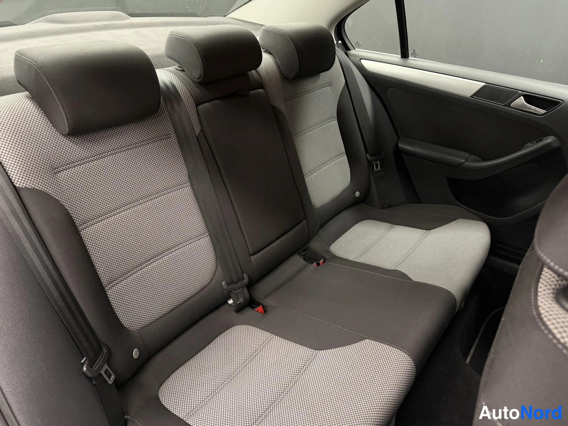 Musta Volkswagen Jetta 2013, takaistuimet, kuva 14