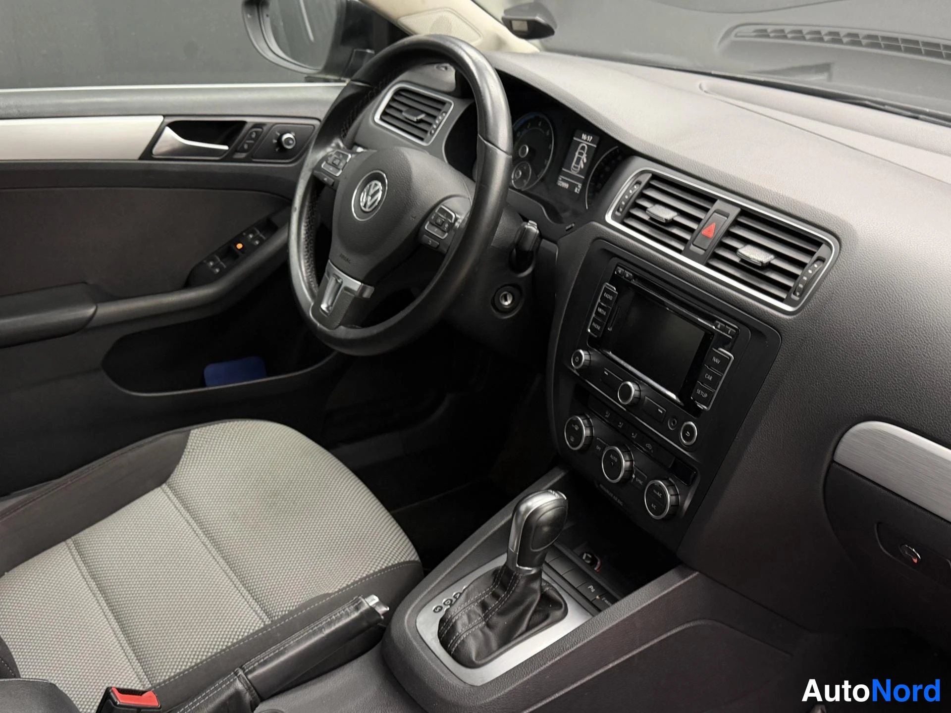 Musta Volkswagen Jetta 2013, ohjaamo, kuva 7
