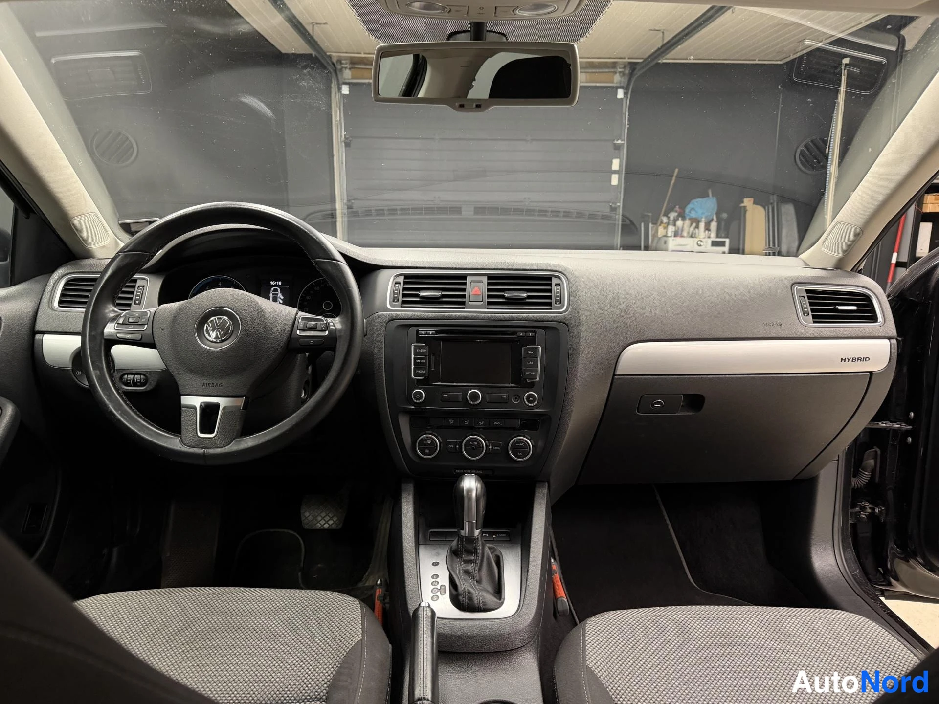 Musta Volkswagen Jetta 2013, ohjaamo, kuva 8