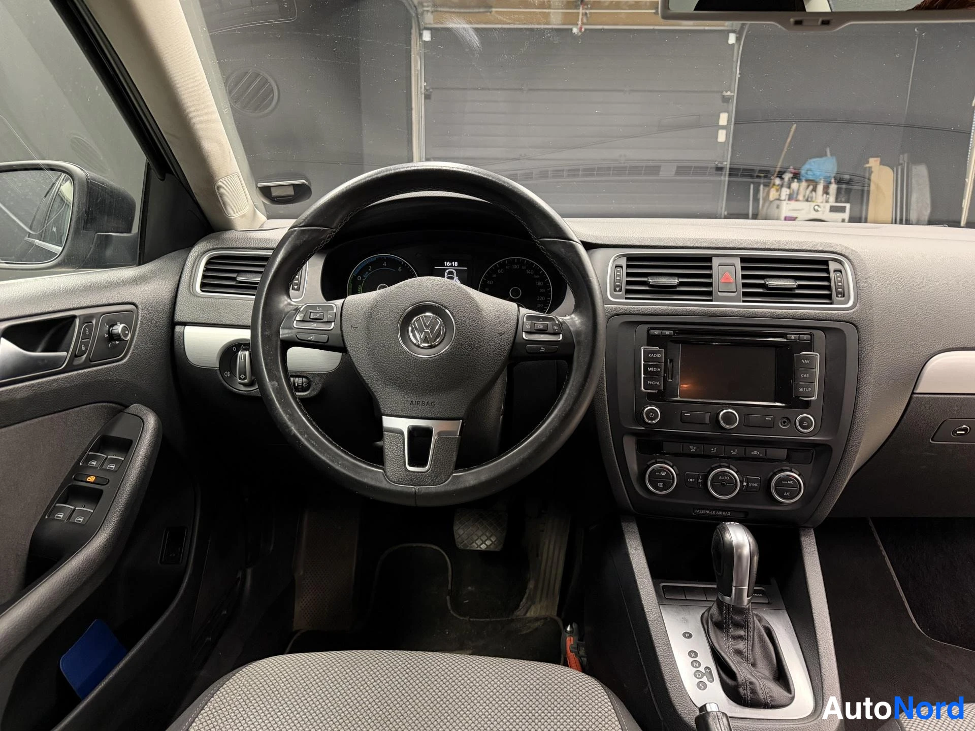 Musta Volkswagen Jetta 2013, ohjaamo, kuva 9